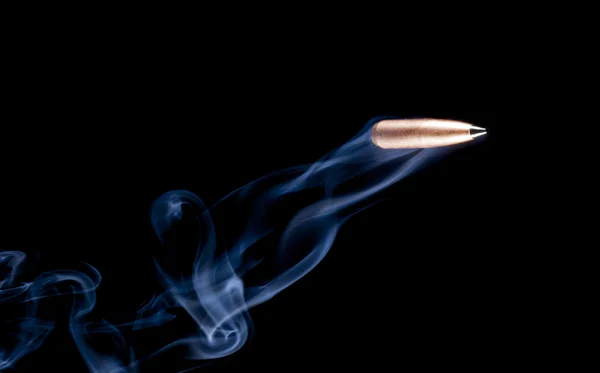 Stoupající střela s kouřem — Stock fotografie
