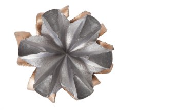 Beyaz üzerine genişletilmiş kurşunun