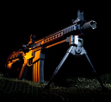 AR-15 siyah bir zemin üzerine