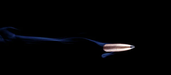 Vuelo de bala con humo — Foto de Stock