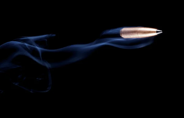 Flygande projektil med rök — Stockfoto