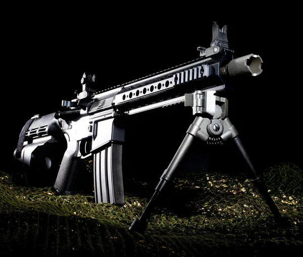 Sturmgewehr vor dunklem Hintergrund — Stockfoto