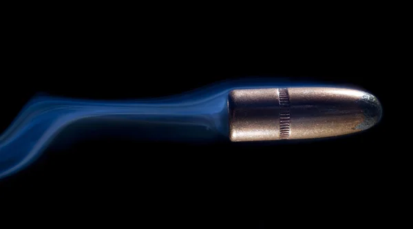 煙に続いて高速の弾丸 — ストック写真
