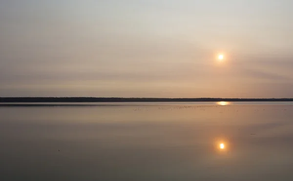 Nascer do sol pastel em um lago — Fotografia de Stock