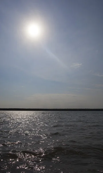 Sole alto sopra un lago — Foto Stock