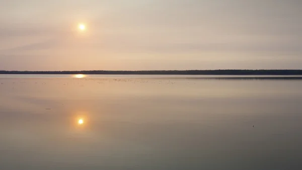 Nascer do sol sobre um lago — Fotografia de Stock