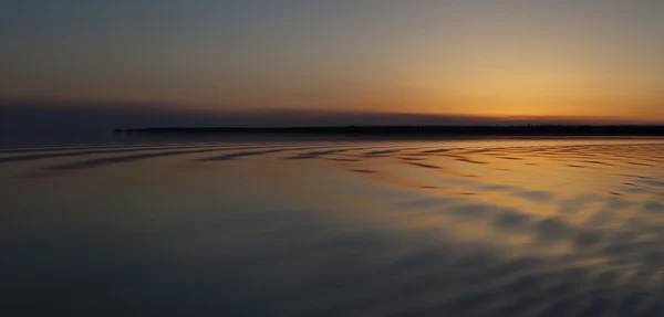 Luz ondulante em um lago — Fotografia de Stock