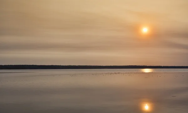 Morgengrauen über dem Wasser — Stockfoto