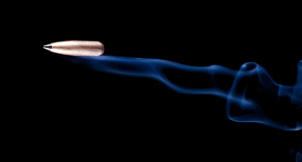 Trilha fumegante atrás de uma bala — Fotografia de Stock
