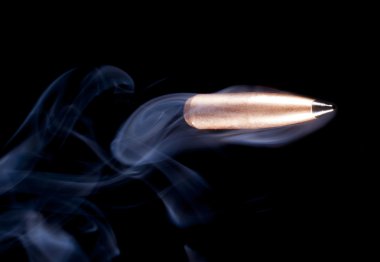 Arkasında kurşunu siyah duman