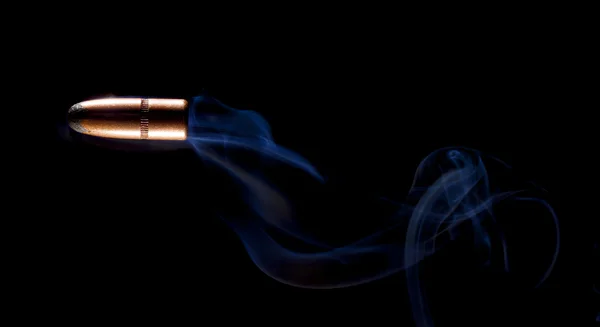 Траєкторія темної кулі з димом — стокове фото