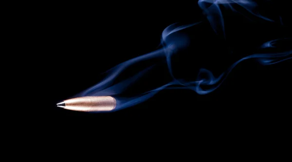 연기와 함께 과속 총알 — 스톡 사진