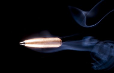 Bakır kaplamalı mermi ve duman