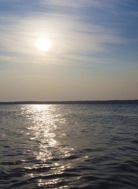 Su üzerinde yükselen güneş