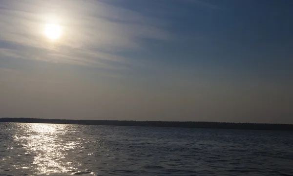 Amanhecer brilhante sobre um lago — Fotografia de Stock