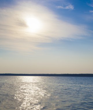 Güneşli göl Kanada