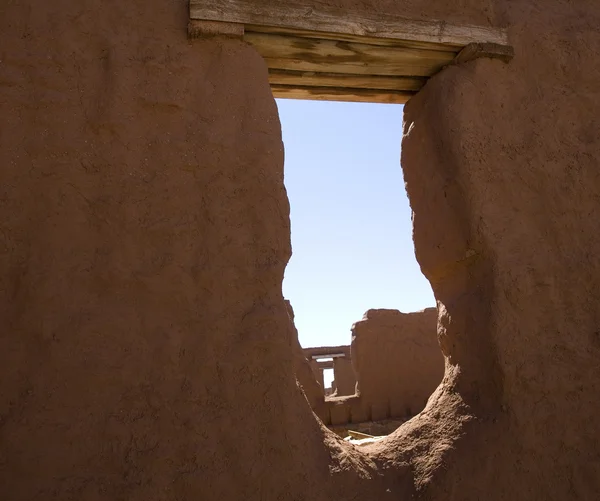 Окно руин в Нью-Мексико — стоковое фото