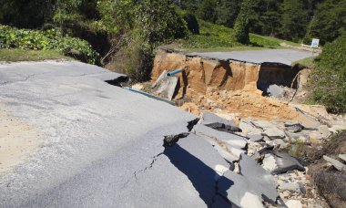 Kasırga Matthew tarafından yıkanıp yol