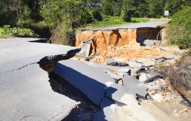Kasırga Matthew tarafından harap yol