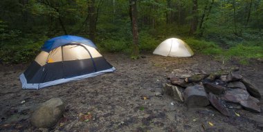 İki çadır ile orman