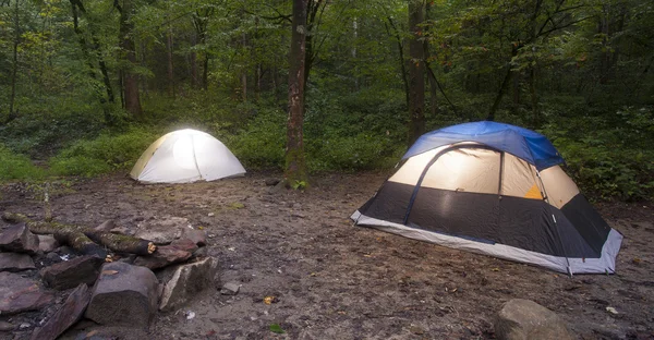 Zelte mit eingeschaltetem Licht — Stockfoto