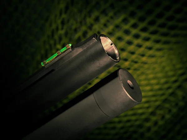緑の背景に散弾銃の銃口 — ストック写真