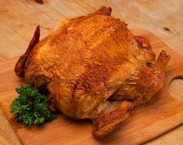 Pollo ahumado en la mesa — Foto de Stock