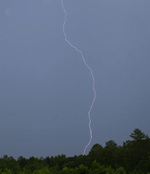 Blixtnedslag i ett regn storm — Stockfoto