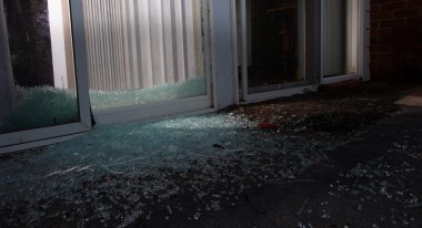 Bir aradan sonra parçalanmış cam