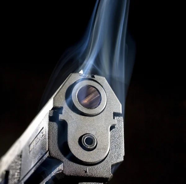 Rook stijgt van een pistool vat — Stockfoto