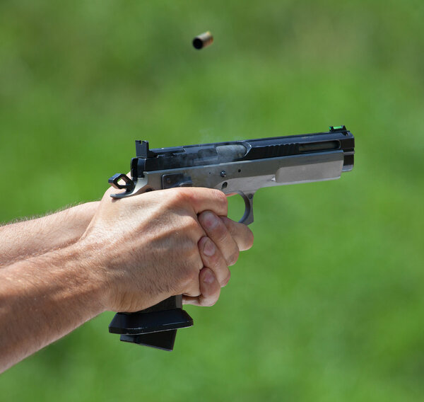 Курение пистолет с зеленым сзади
