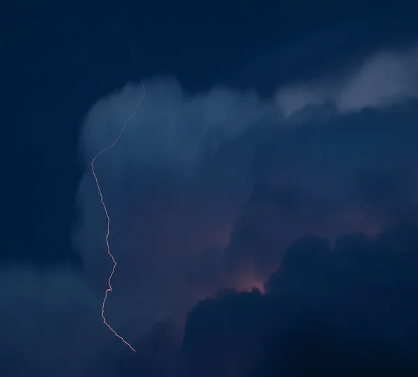 Single lightning strike — Stockfoto