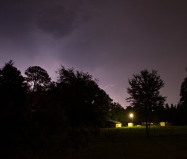 Bir çiftlik üzerinde yıldırım