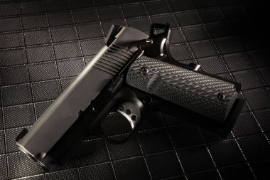 Karanlık bir arka plan üzerinde tabanca