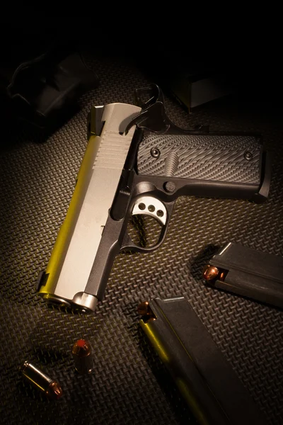 Pistola con munición — Foto de Stock