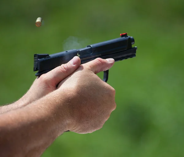 Latón volador de un arma — Foto de Stock