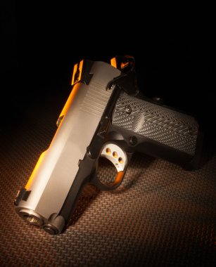 Turuncu vurguları ile tabanca