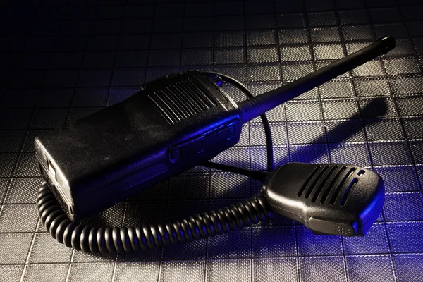 Синий микрофон и радио — стоковое фото