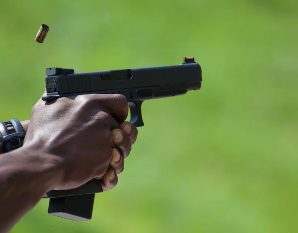 Pistola que acaba de ser disparada — Foto de Stock