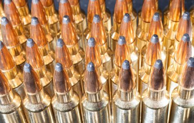 Tüfek mühimmat altında yaktı