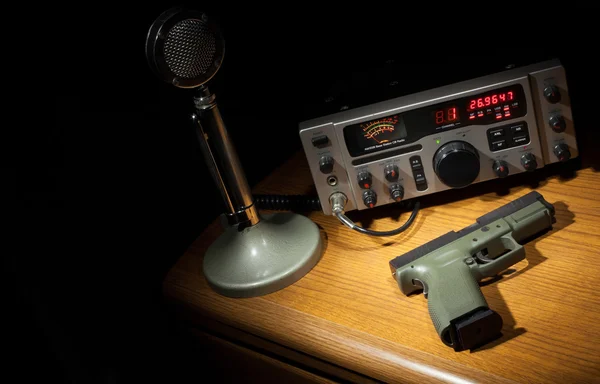 Pistola y radio — Foto de Stock