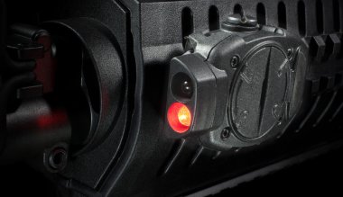 Bir silah üzerinde kırmızı weaponlight monte