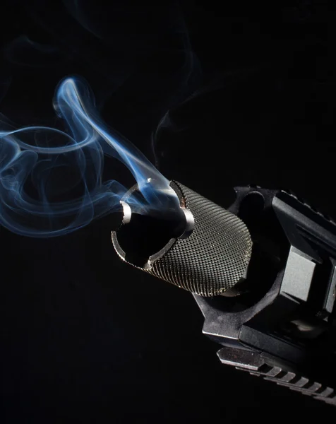 Focinho fumando em um rifle de assalto — Fotografia de Stock