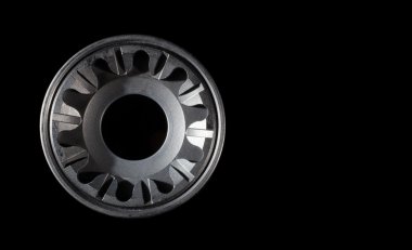 Siyah bir arka plan üzerinde susturucu ön