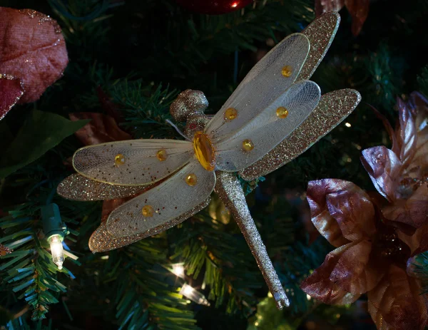 Weihnachtsbaumschmuck mit Libelle — Stockfoto