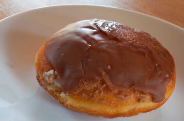 Tabakta çikolatalı çörek.