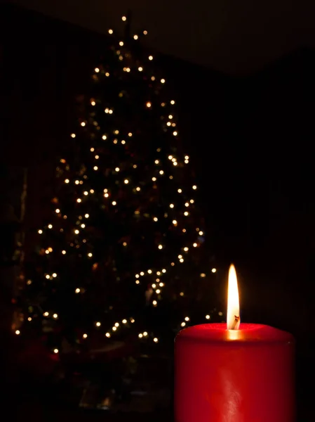Weihnachtsbeleuchtung und Kerze — Stockfoto