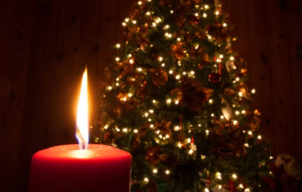 Vela y árbol de Navidad — Foto de Stock