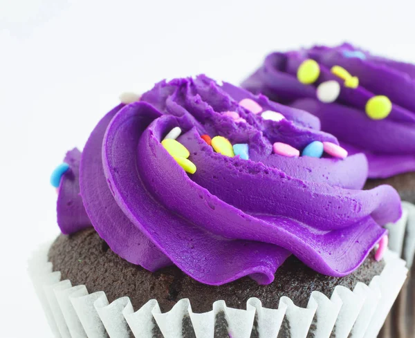 Lila Zuckerguss auf Cupcakes — Stockfoto