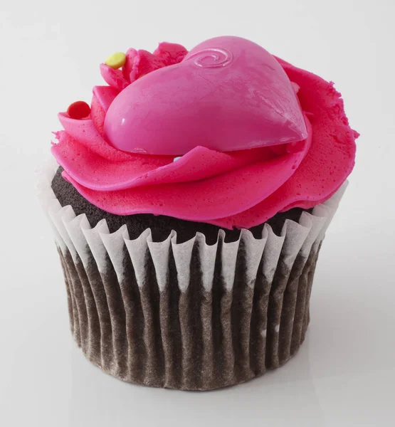Rosa Cupcake mit Herz — Stockfoto